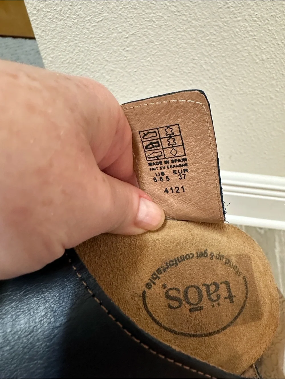 Taos Footwear Navy Leather Toe-Loop Sandals with Tan Footbed